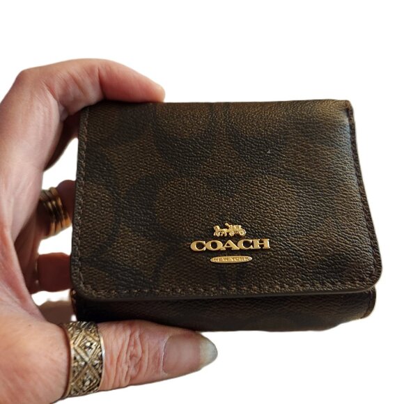 Like New Womens Trifold with Zip Signature Wallet - Picture 1 of 7